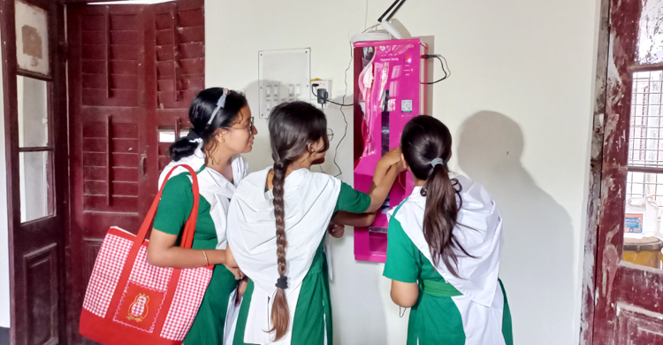 স্কুলে স্যানিটারি প্যাডের মেশিন বসালো ছাত্রীরা
