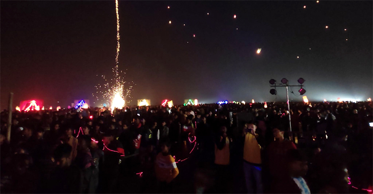 পদ্মার চরে ঘুড়ি ও ফানুস উৎসবে আনন্দের ঢল