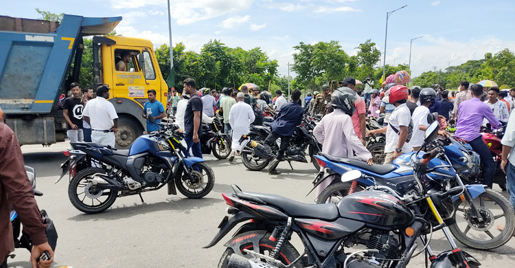 পদ্মা সেতুর জাজিরা প্রান্তে বাইকারদের অবরোধ