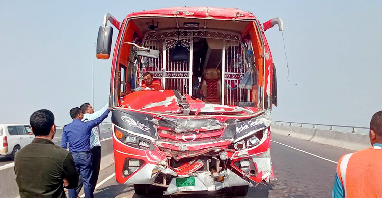 ঘন কুয়াশায় পদ্মা সেতুতে দুর্ঘটনার কবলে তিন বাস, আহত ৫