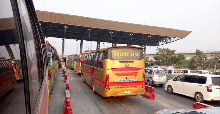 পদ্মা সেতুর জাজিরা প্রান্তে যানবাহনের দীর্ঘ সারি