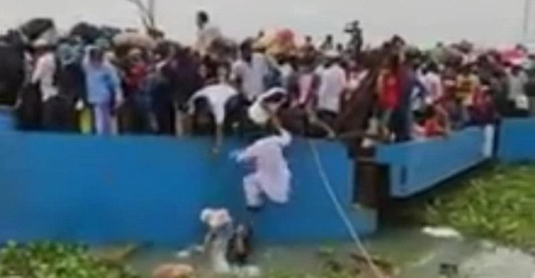 পদ্মা নদীতে যাত্রীবোঝাই ট্রলারডুবি, ৮ জন জীবিত উদ্ধার