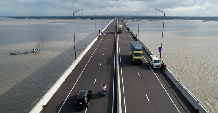 পদ্মা সেতুতে সিলিন্ডার বোঝাই পিকআপভ্যান উল্টে নিহত ২