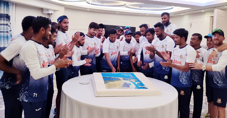 কেক কেটে পদ্মা সেতুর উদ্বোধন উদযাপন টাইগারদের