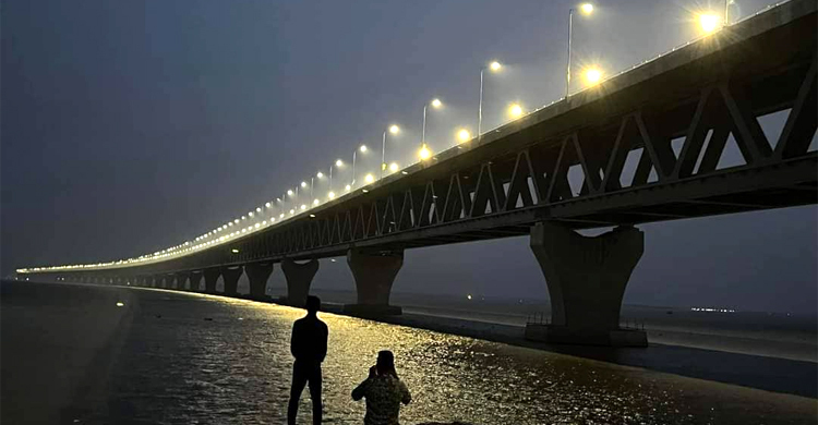 একযোগে জ্বললো পদ্মা সেতুর ৪১৫ বাতি