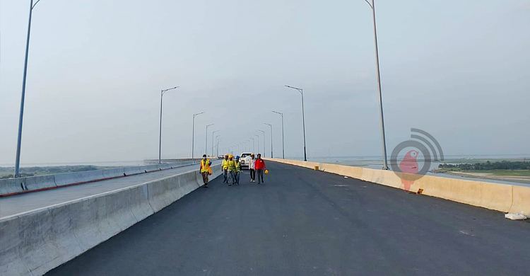 পদ্মা সেতুতে শেষ হলো ল্যাম্পপোস্ট বসানোর কাজ