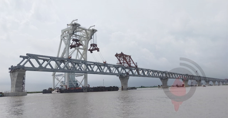 পদ্মা সেতুতে বসলো ৩০তম স্প্যান, দৃশ্যমান সাড়ে ৪ কি.মি.