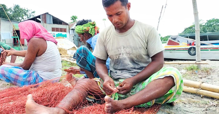 নিষেধাজ্ঞা কাটিয়ে ইলিশ শিকারে প্রস্তুত জেলেরা