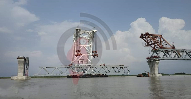 পদ্মা সেতুতে বসছে ৩১তম স্প্যান, শিমুলিয়া-কাঁঠালবাড়ি নৌপথ বন্ধ