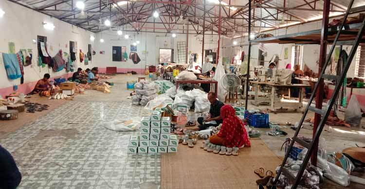 দম ফেলার সময় নেই ভৈরবের পাদুকা কারখানায়