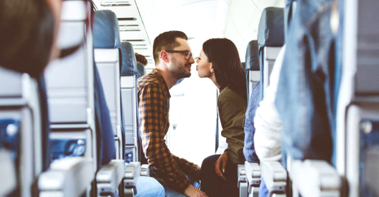 ‘প্লেনের ভেতর চুমু’ নিয়ে দুই ভাগ পাকিস্তানিরা