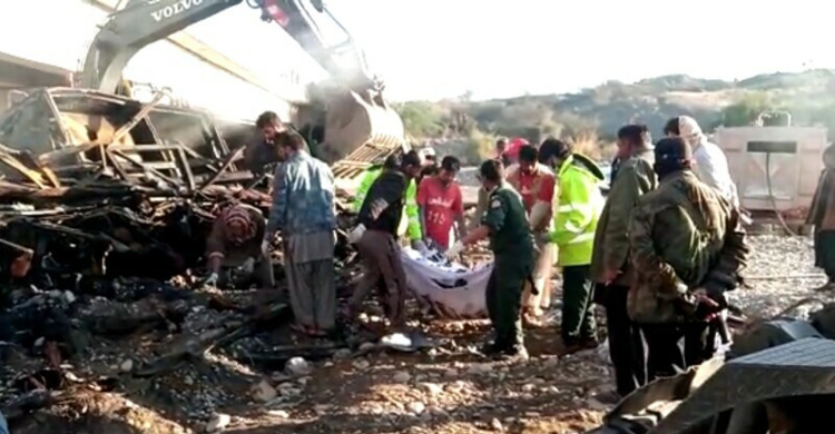 41 killed in Pakistan bus crash