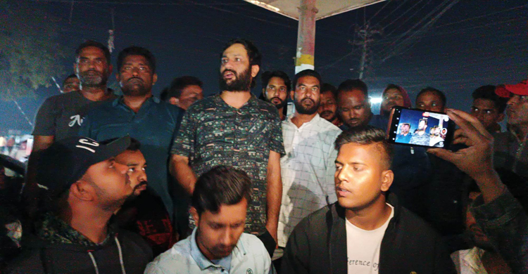 পাবনার ঈশ্বরদীতে বালু ব্যবসার আধিপত্য বিস্তারকে কেন্দ্র করে স্থানীয় আওয়ামী লীগের দুইপক্ষের মধ্যে সংঘর্ষ ও গোলাগুলির ঘটনা ঘটেছ। সংঘর্ষে চারজন আহত হয়েছেন বলে জানা গেছে