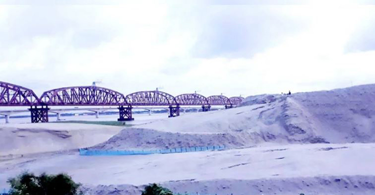 পাবনার ঈশ্বরদীতে বালু ব্যবসার আধিপত্য বিস্তারকে কেন্দ্র করে স্থানীয় আওয়ামী লীগের দুইপক্ষের মধ্যে সংঘর্ষ ও গোলাগুলির ঘটনা ঘটেছ। সংঘর্ষে চারজন আহত হয়েছেন বলে জানা গেছে