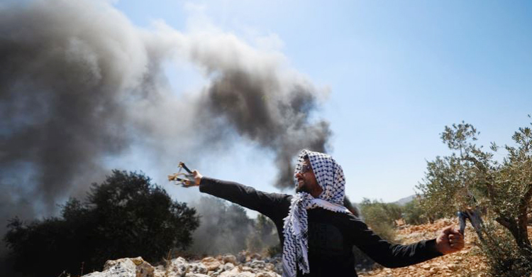 Israeli forces open fire on Palestinians; hundreds wounded