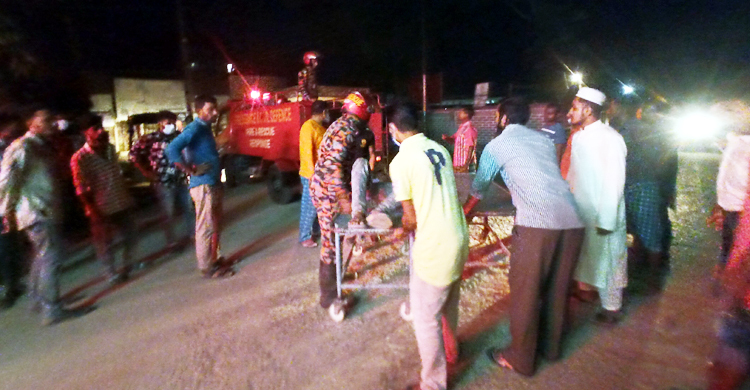 তেঁতুলিয়ায় ট্রাকের ধাক্কায় মাইক্রোবাসে থাকা নারীসহ ২ জন নিহত