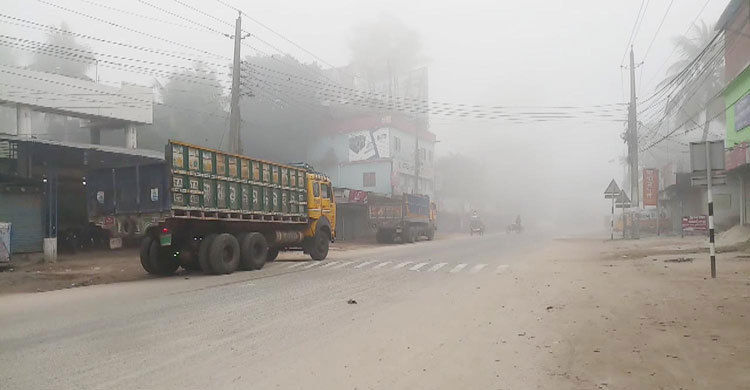 পঞ্চগড়ে ঘন কুয়াশা, বেড়েছে তাপমাত্রা