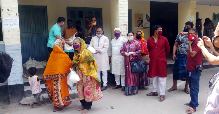 শবে বরাত উপলক্ষে আটা পেল পঞ্চগড়ের ৮ হাজার দরিদ্র মানুষ