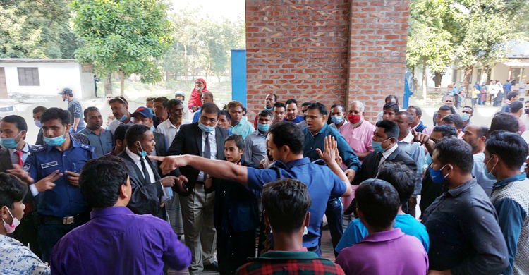 আদালত চত্বরে আসামিকে মারধর, আটক ৪