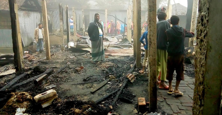 মোমবাতি জ্বালিয়ে পেট্রল ঢালার সময় অগ্নিদগ্ধ হয়ে নারীর মৃত্যু
