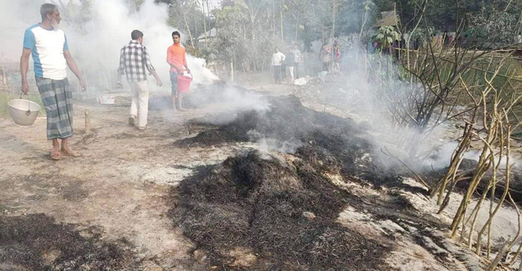 দিয়াশলাই দিয়ে খেলতে গিয়ে আগুনে পুড়ে মরল শিশু