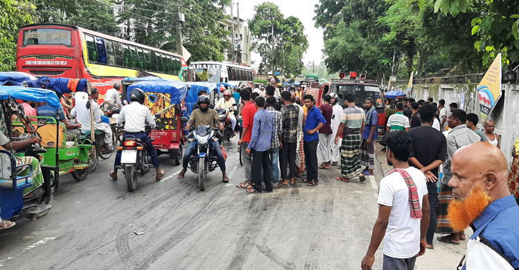 স্বামীর মোটরসাইকেল থেকে ছিটকে পড়ে স্ত্রীর মৃত্যু