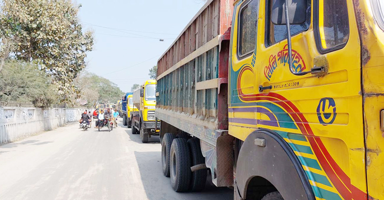 পঞ্চগড়ে অবরোধের ৪০ ঘণ্টা পর যান চলাচল স্বাভাবিক