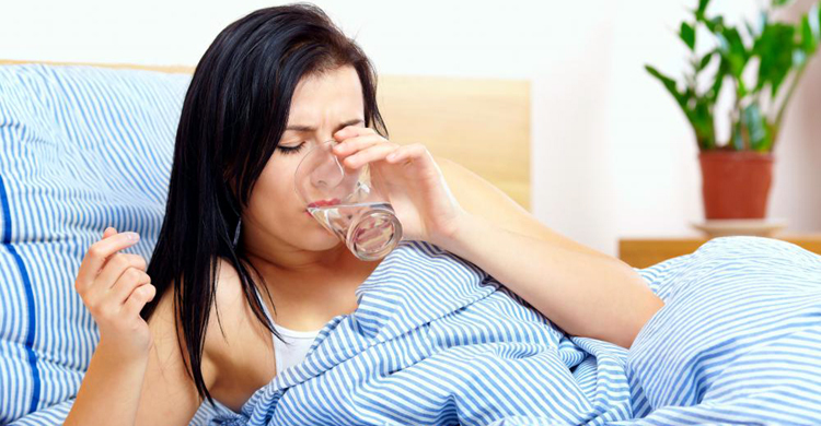 ঘুমাতে যাওয়ার আগে পানি পান করলে কী হয়?