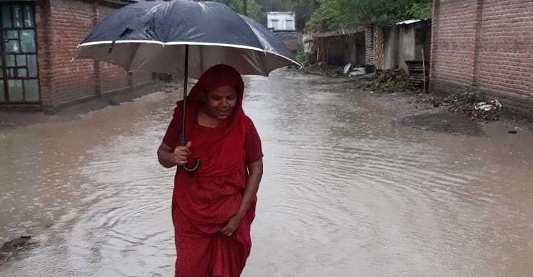 নেই পানি নিষ্কাশনের ব্যবস্থা, বৃষ্টিতে পানিবন্দি শতাধিক পরিবার