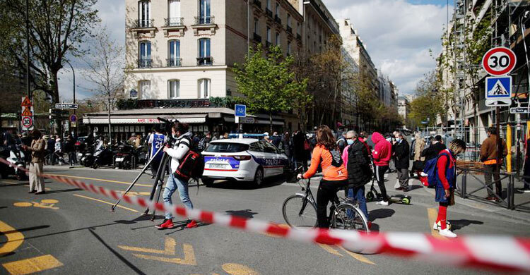 Gunman shoots man dead, injures woman in front of Paris hospital