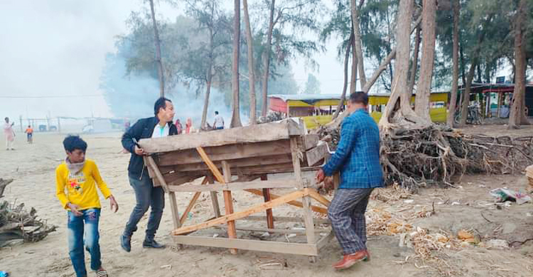 পারকি সৈকতে পরিচ্ছন্নতা অভিযান ইউনিয়ন পরিষদ চেয়ারম্যানের