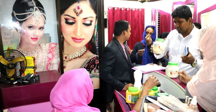 পার্লারের মেয়াদোত্তীর্ণ প্রসাধনীতে ঝলসে গেল গৃহবধূর মুখ