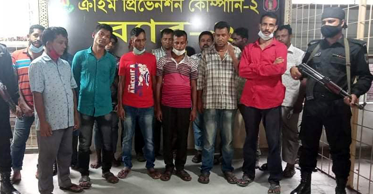 দ্রুত পাসপোর্ট পাইয়ে দেয়ার প্রলোভনে টাকা হাতিয়ে নিতো তারা