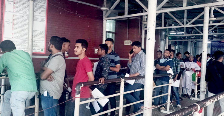 নির্ধারিত সময় মিলছে না ‘জরুরি পাসপোর্ট’, অভিযোগ আবেদনকারীদের