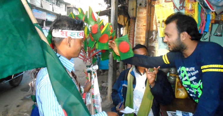 ব্যস্ত সময় পার করছেন লাল-সবুজের ফেরিওয়ালারা