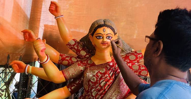 কড়া নাড়ছে দুর্গাপূজা, শেষ সময়ে তুলির রঙে রঙিন হচ্ছে প্রতিমা