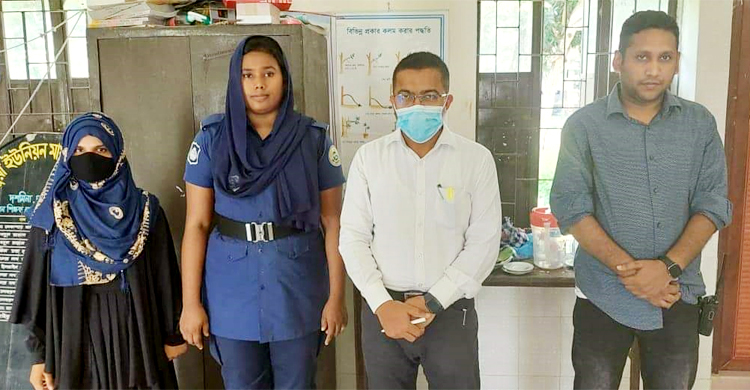 স্নাতকের ছাত্রী এসএসসি পরীক্ষার্থীর শ্রুতি লেখক!