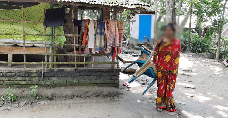 প্রেমিকা বাড়ি আসায় গ্রাম ছেড়ে পালাল প্রেমিক