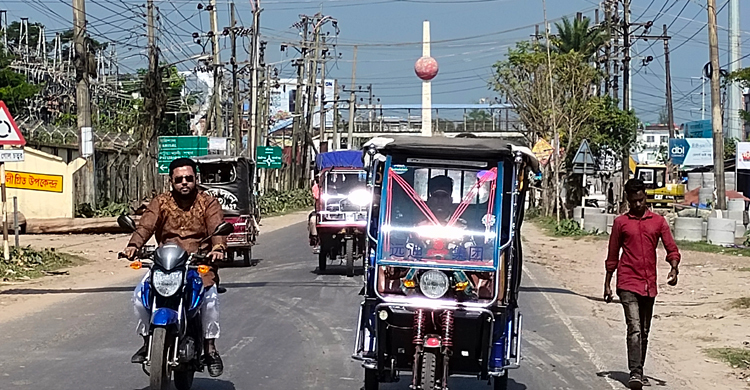 পটুয়াখালীতে বন্ধ বাস, তিন চাকার বাহনের দখলে মহাসড়ক
