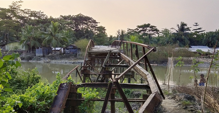 এই বুঝি ধসে পড়ল সেতুটি