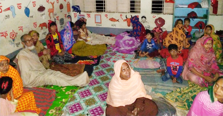 আশ্রয়কেন্দ্রে জড়ো হচ্ছে মানুষ, দেওয়া হচ্ছে শুকনা খাবার