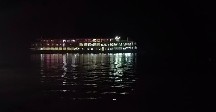 পাঁচশতাধিক যাত্রী নিয়ে ডুবোচরে আটকা পড়লো সুন্দরবন-৯