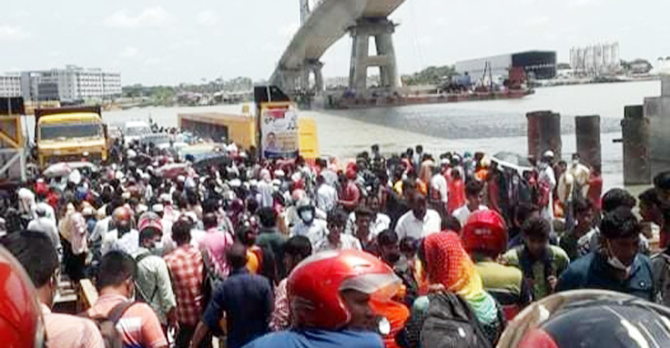 মোটরসাইকেলের দখলে লেবুখালী ফেরি