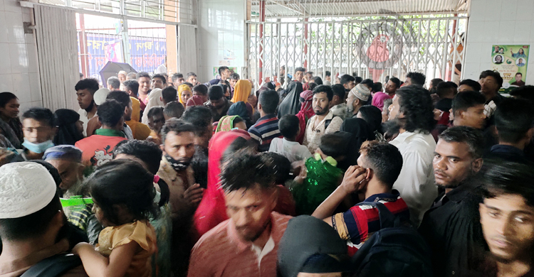 পটুয়াখালী লঞ্চঘাটে উপচেপড়া ভিড়, বৃষ্টিতে ভোগান্তি