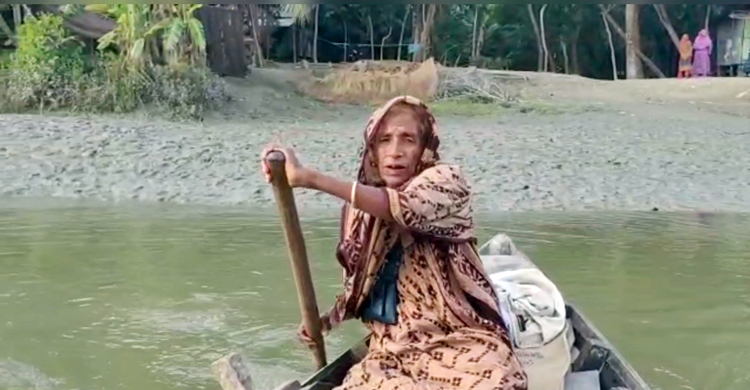 খেয়া পারে সংসার চলে ৬২ বছরের আকলিমার