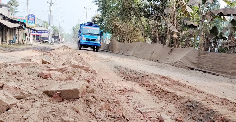 ভারী যানবাহন চলাচলে ‘অচল’ পটুয়াখালী-মির্জাগঞ্জ সড়ক | শনিবার, ২৮ জানুয়ারি ২০২৩