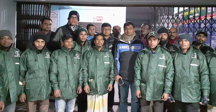 পরিচ্ছন্নতাকর্মীদের শীতবস্ত্র দিলেন পটুয়াখালীর পৌর মেয়র