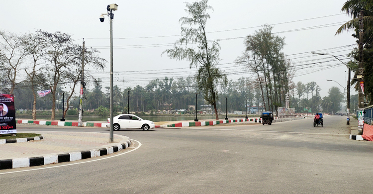 পটুয়াখালীতে ভর দুপুরেও সূর্যের দেখা মেলেনি