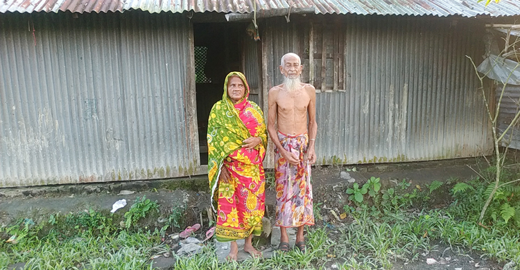 জোটে না ভাত-কাপড়, অভাবে স্ত্রীর ওড়না পরে লজ্জা নিবারণ