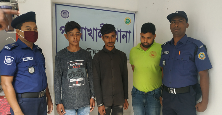 পুলিশ গিয়ে দেখল মেয়েটি ইনজেকশন পুশ করছে